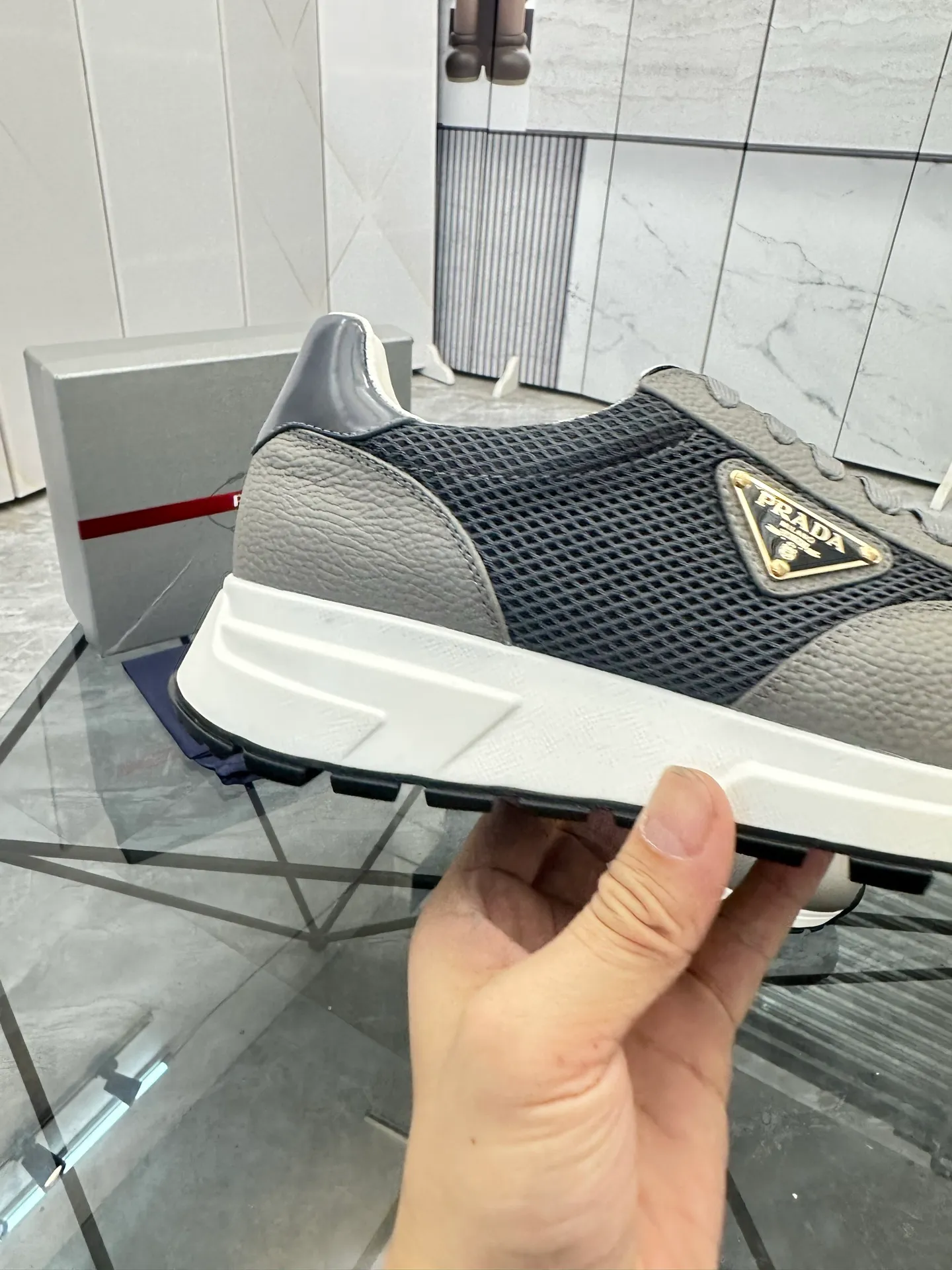Men's shoes: 💰P600¥ High-end top quality Product trademark: Prada *"Prada*" low-top casual shoes Regular size: 38-45 (can be customized to 46) Product materials: imported first-layer cowhide stitching original material on the upper, water-dyed cowhide lining, cowhide foot pads, original outsole. No.: 001